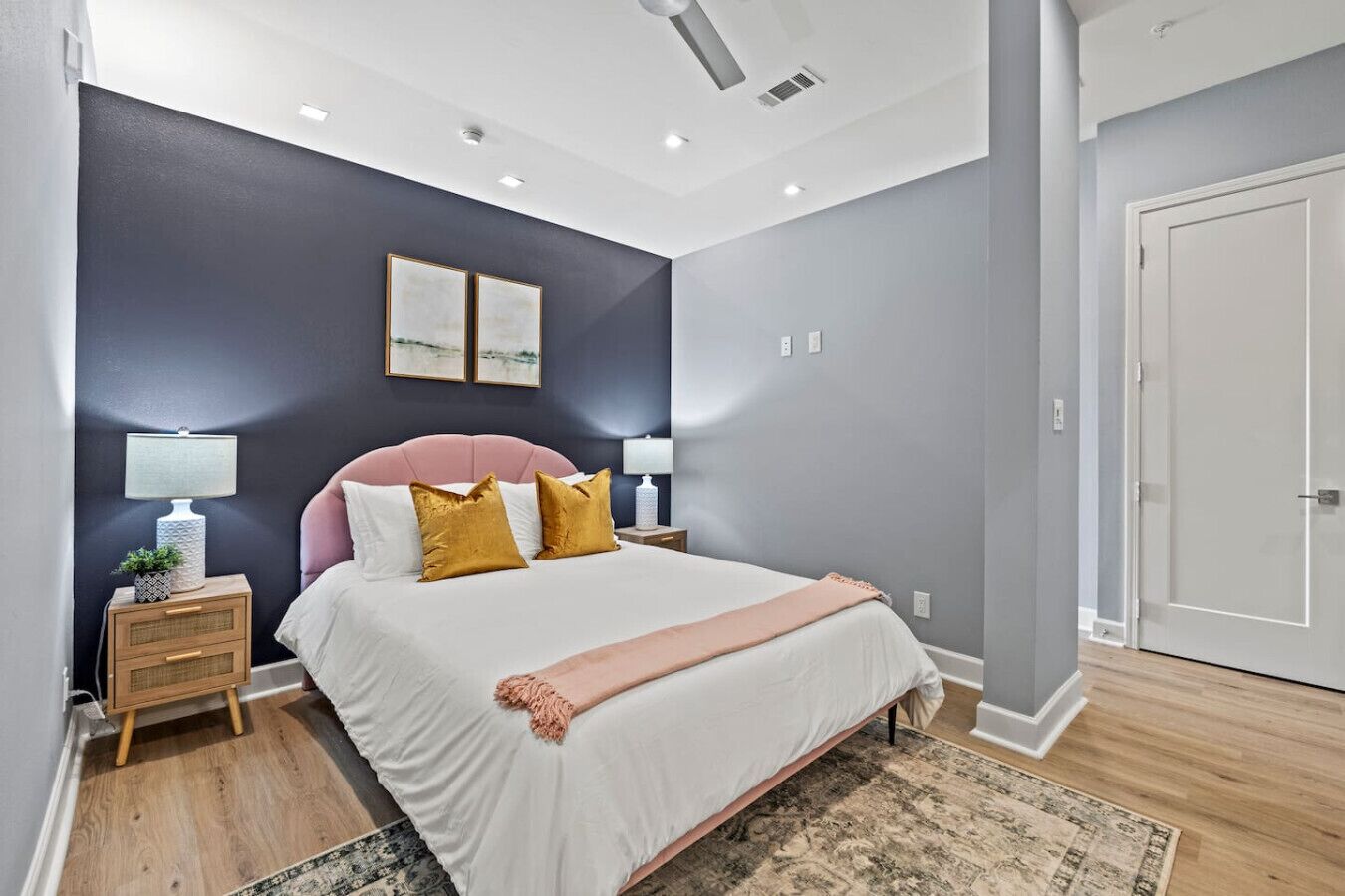 Escritorio, tabla de planchar con plancha, wifi y ropa de cama 