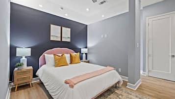 Escritorio, tabla de planchar con plancha, wifi y ropa de cama