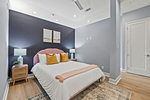 Työpöytä, silitysrauta/-lauta, Wi-Fi, vuodevaatteet