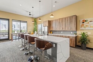 Fridge, microwave, oven, stovetop - New suite with full Kitchen and Livingroom Dallas (Dallas)