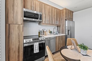 Wasserkocher mit Kaffee-/Teezubehör, Kühlschrank, Mikrowelle, Ofen