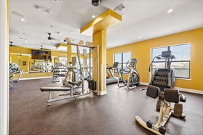 Fitness facility - Cozy Urban Stay | Near Airport, Gym & Parking NEW (Dallas)