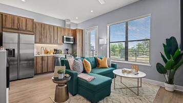 Televisión, chimenea y estéreo