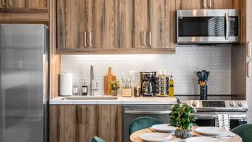 Refrigerador, microondas, horno y parrilla de estufa