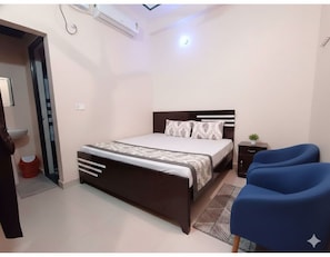 Chambre Double Deluxe, vue ville | Coffres-forts dans les chambres, bureau