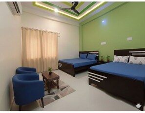 Family Room | Peti besi dalam bilik, meja, ruang kerja komputer riba 