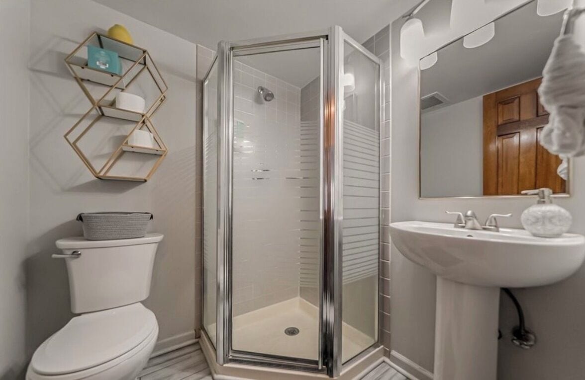 Ducha, secador de pelo, toallas y jabón