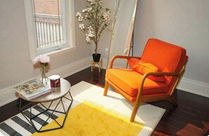 Living area - Peaceful 1-bedroom with terrace in charming Mississauga (Mississauga)