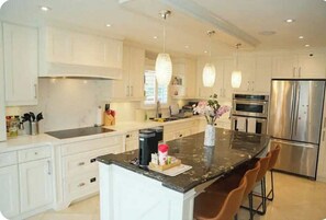 Private kitchen - Peaceful 1-bedroom with terrace in charming Mississauga (Mississauga)