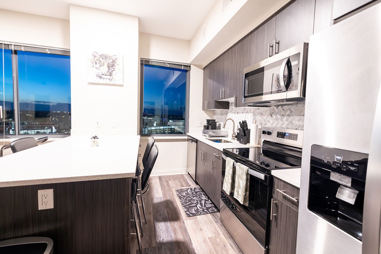 Refrigerador, microondas, horno y parrilla de estufa 