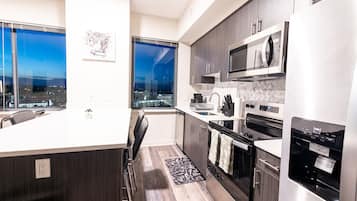 Køleskab, mikrobølgeovn, ovn, kogeplade