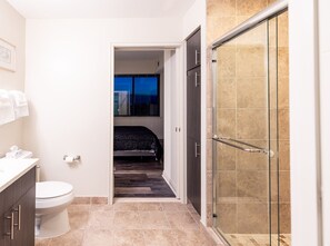 Suihku, hiustenkuivaaja, bidee, pyyhkeet