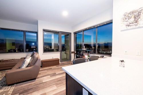 Penthouse Retreat with Rooftop Pool – Explore Silver Spring & Washington D.C.