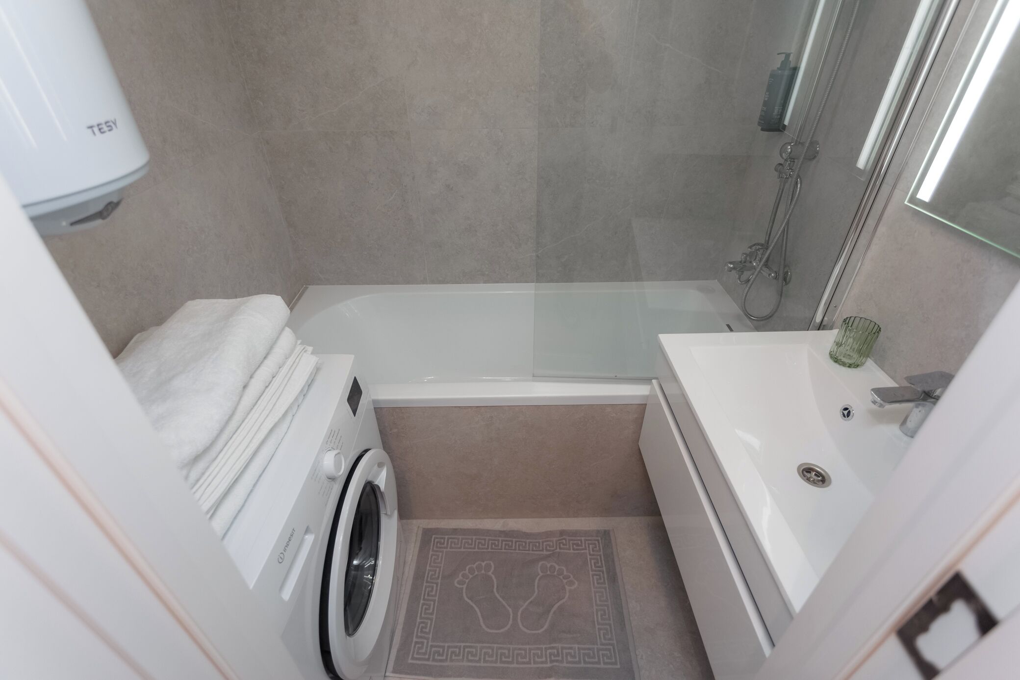 Een haardroger, zeep, toiletpapier