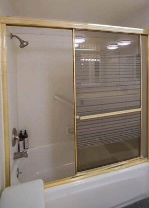 Een douche, een haardroger, handdoeken