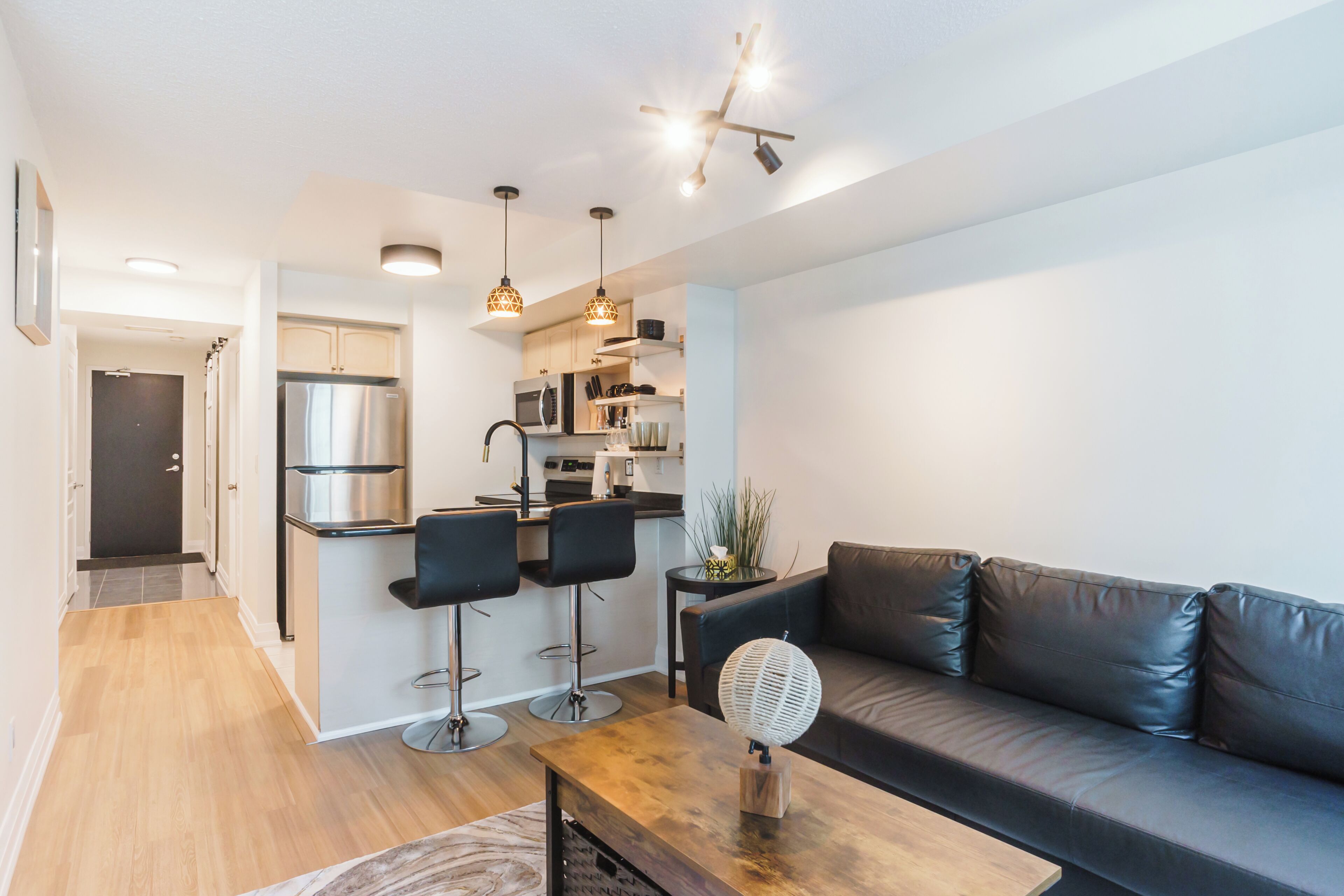 Eine moderne Wohnung mit Küche, Essbereich und Wohnzimmer.