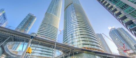 Un moderno edificio de gran altura con fachada curva y varios pisos.