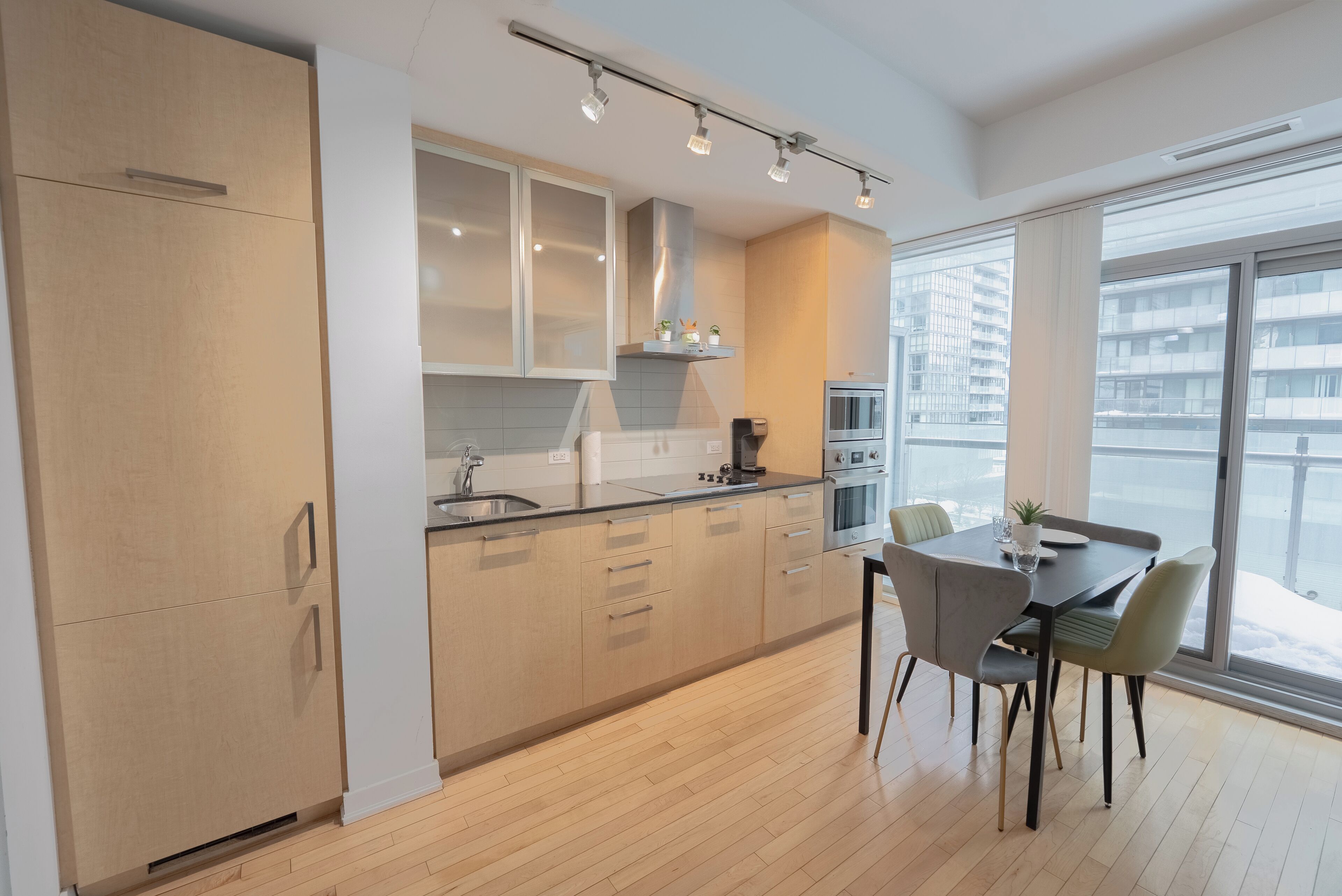 Habitación doble Deluxe, balcón, vista a la ciudad | Cocina privada | Cafetera y tetera y tetera eléctrica 