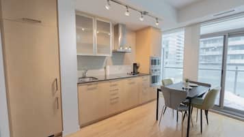 Habitación doble Deluxe, balcón, vista a la ciudad | Cocina privada | Cafetera y tetera y tetera eléctrica