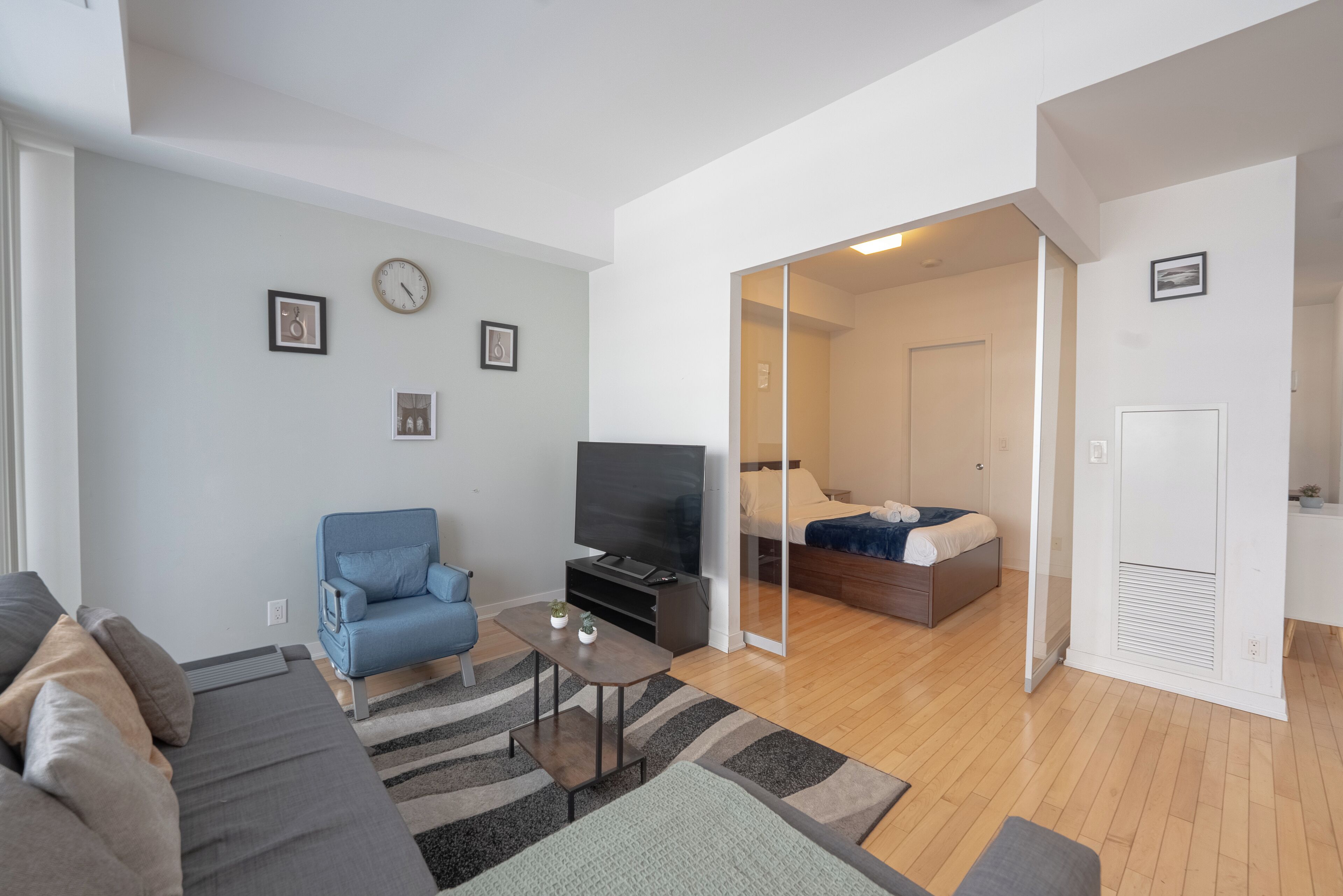 Habitación doble Deluxe, balcón, vista a la ciudad | Área de sala de estar | Televisión LED de 60 pulgadas con canales por cable 