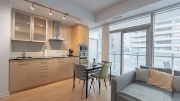 Quarto casal luxo, sacada, vista para a cidade | Opções para refeição no quarto