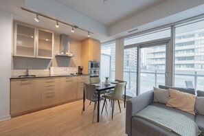 Deluxe Double Room, Balcony, City View | In-room dining - Toronto Inn York (Toronto)