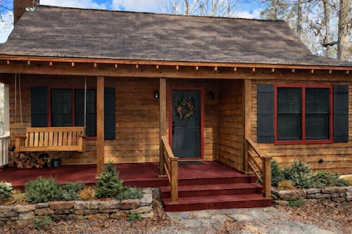 River's Bluff is a 3-bedroom cabin in pleasant Enigma with cozy charm!