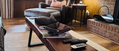 Smart-TV, Kamin, Bücher