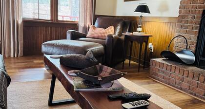 River's Bluff is a 3-bedroom cabin in pleasant Enigma with cozy charm!