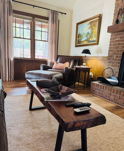 River's Bluff is a 3-bedroom cabin in pleasant Enigma with cozy charm!