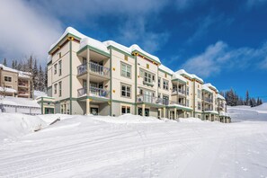 Exterior - Cozy top floor fully-equipped Creekside studio condo w/views, near trails (Vernon)