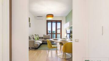 Apartment, 2 Bedrooms, Balcony, City View | Living room | Books