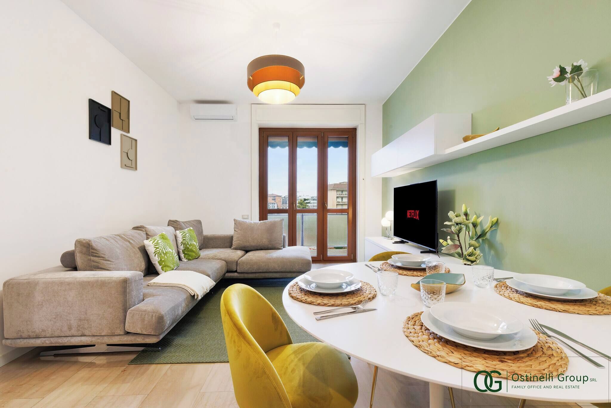 Appartement, 2 chambres, balcon, vue sur la ville | Salle de séjour | Livres