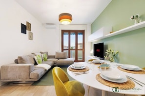 Departamento, 2 habitaciones, balcón, vista a la ciudad | Sala de estar | Libros 