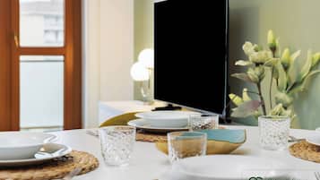 Apartment, 2 Schlafzimmer, Balkon, Stadtblick | Esszimmer