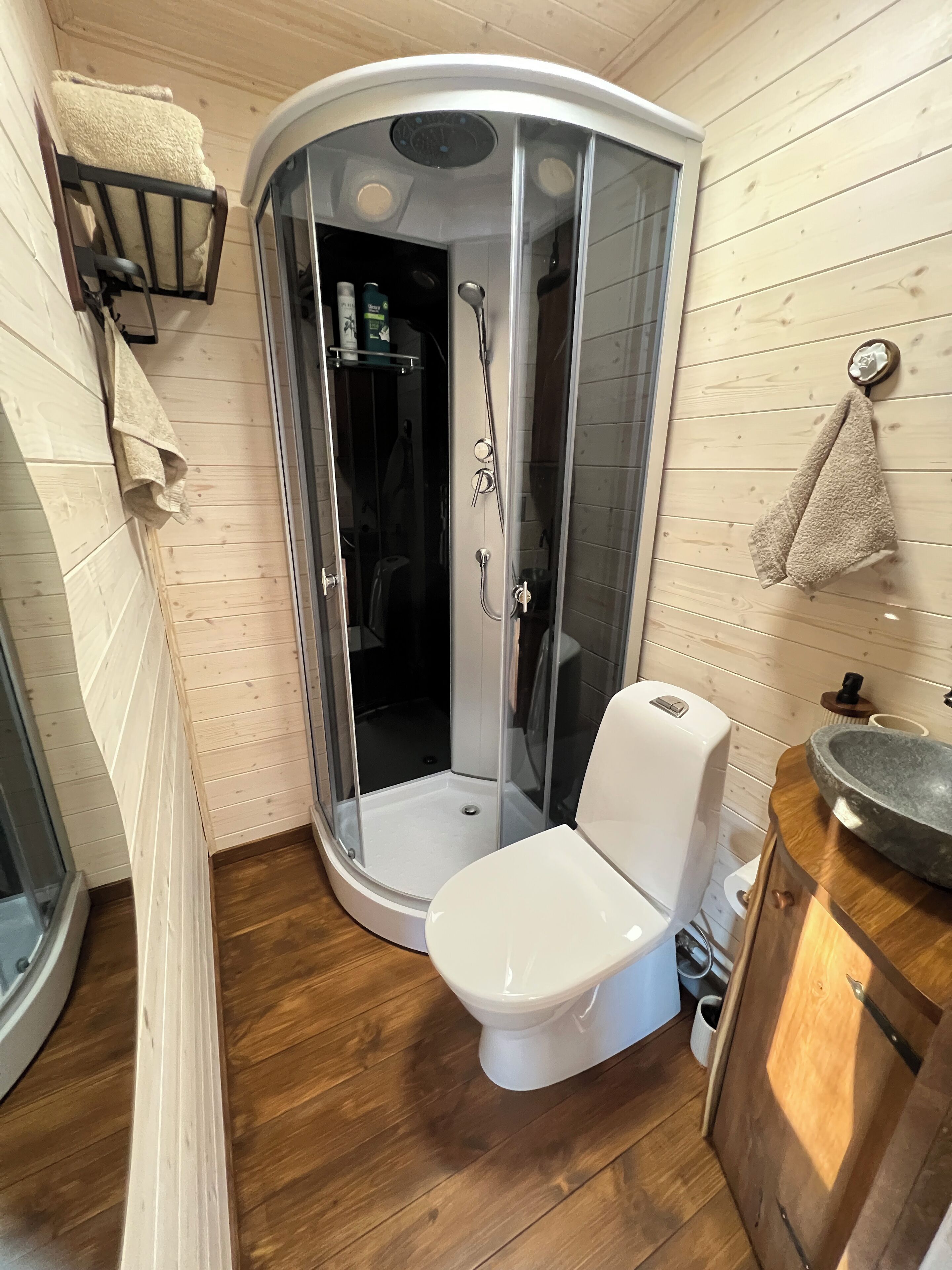 Dusche, Haartrockner, Handtücher, Seife