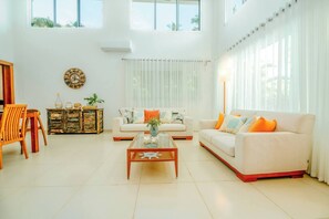 Biệt thự, 4 phòng ngủ, hút thuốc, hồ bơi riêng | Phòng khách