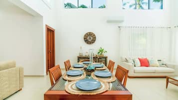 Vila, 4 quartos, para fumantes, piscina particular | Sala de jantar