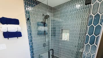 Douche, sĂšche-cheveux, serviettes fournies, savon