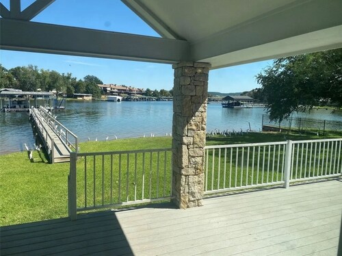 Lakefront Retreat - Deep Water Dock, Hot Tub, Game Garage, Bunkhouse