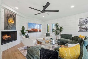 Living area - The Lounge - Resort-Style Heated Pool - Pickleball (Phoenix)