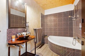 Douche, séchoir à cheveux, serviettes fournies