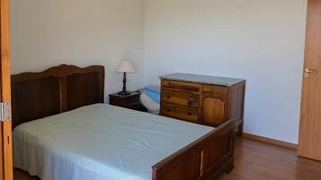 4 slaapkamers, een strijkplank/strijkijzer, beddengoed