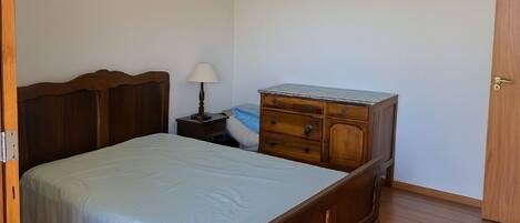 4 bedrooms, iron/ironing board, bed sheets