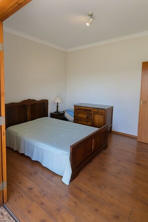 4 bedrooms, iron/ironing board, bed sheets
