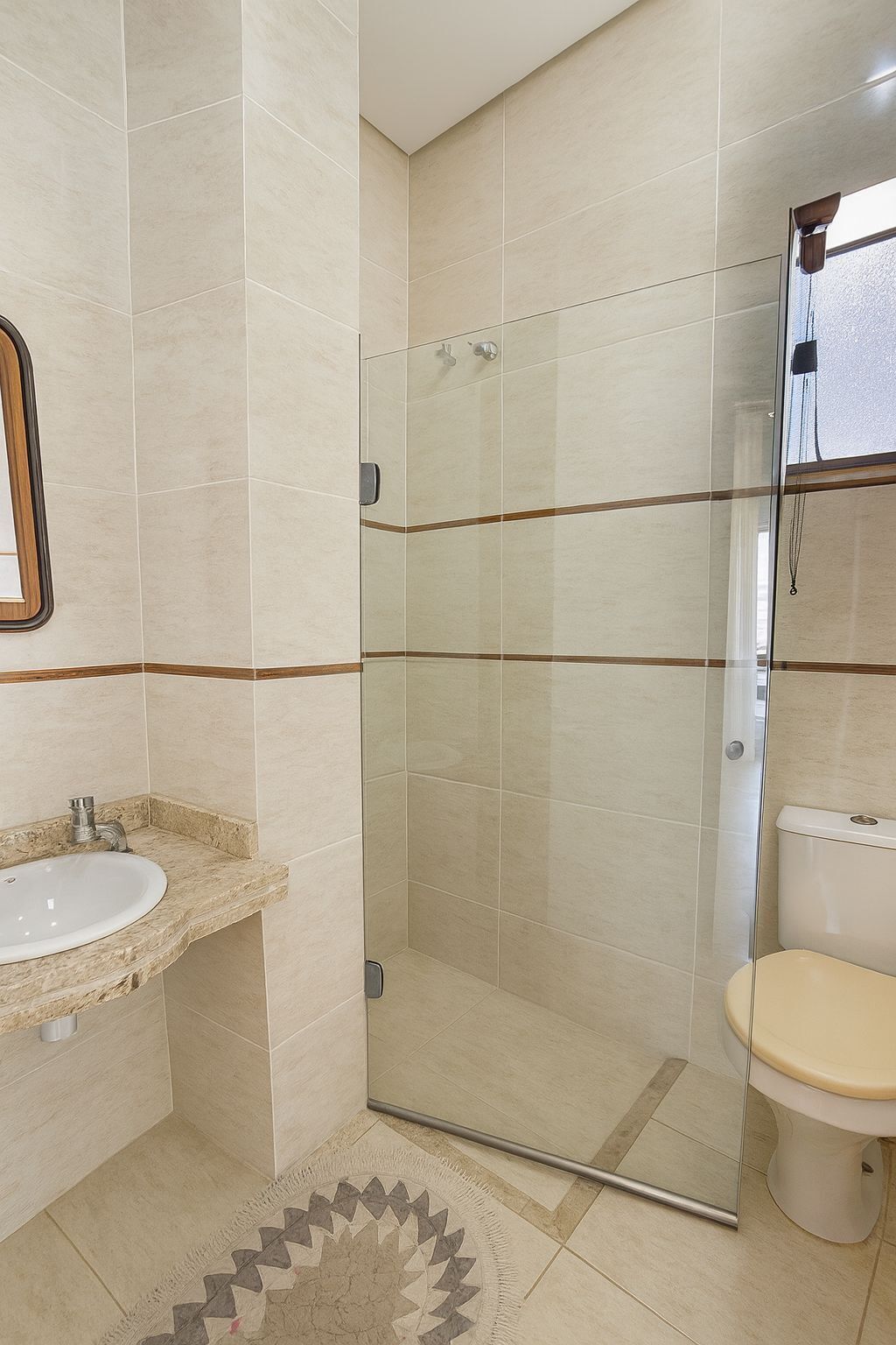 Een douche, een haardroger, een bidet, handdoeken