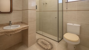 A bathroom with a sink, toilet, and glass shower enclosure. - Luxury House in Gated Community in Metropolitan Area (Mogi das Cruzes)