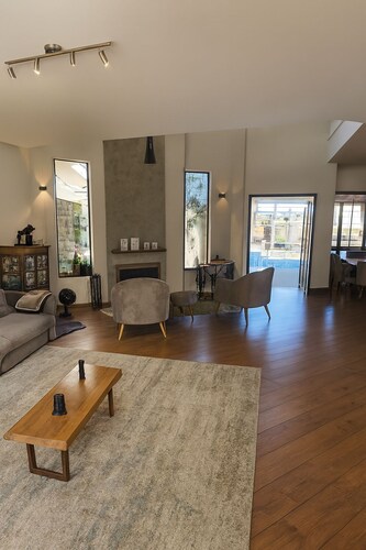 Luxury House in Gated Community in Metropolitan Area