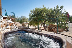 Outdoor spa tub - Sevilha Room – Naturist B&B for Couples (Monte da Charneca)