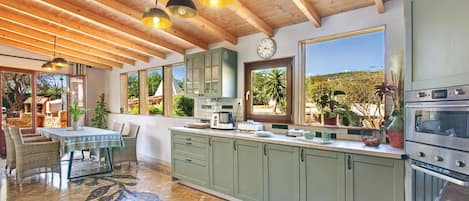 冷蔵庫、電子レンジ、オーブン、コンロ